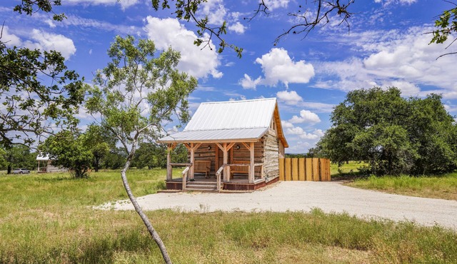Peaceful cabin, fully updated, wine, stars, spa, perfect for relaxing