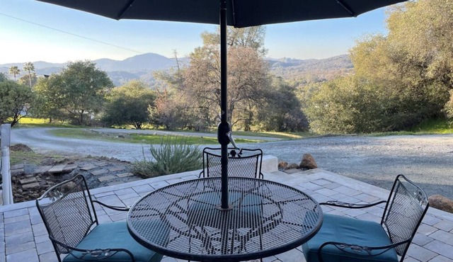 Peaceful cabin getaway with gorgeous views!