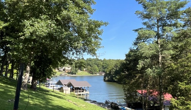 Peaceful Cabin in Cove on Williamstown Lake 7 miles from Ark Encounter