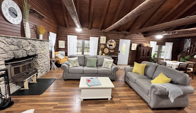 Peaceful cabin on 10 acres w/pond - close to Prairie Creek Reservoir