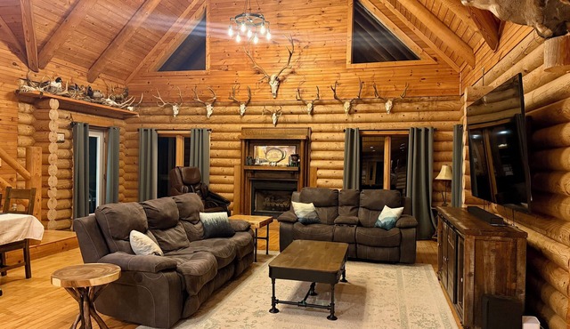 Peaceful Cabin on 6 acres, 3600 sqft, 3 Master Bedrooms, end of road & private.