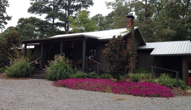 Peaceful Cabin on 8 wooded acres 3 Miles From MSU Campus