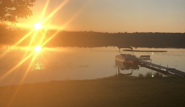 Peaceful Cabin on Lake with Pontoon-Fall dates still open.
