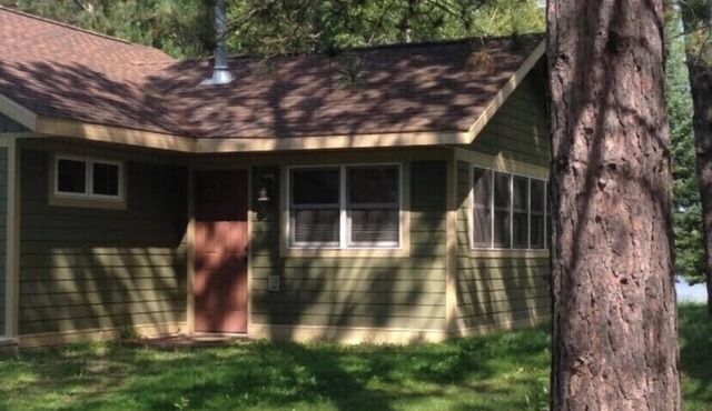 Peaceful cabin retreat on Clearwater Lake (4 season)