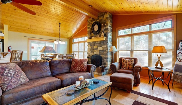 Peaceful Cabin Retreat for Golf & Lake Lovers w/pool table & games