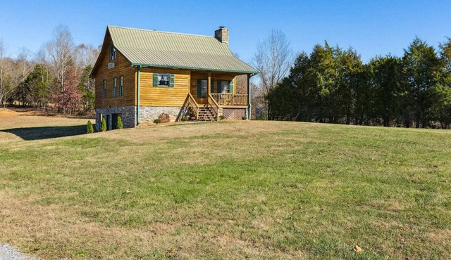 Peaceful Cabin Retreat on 5 acres - 25 mins from DT Clarksville