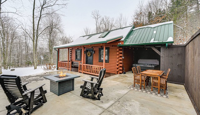 Peaceful Cabin w/Hot Tub in Dundee: Dogs Welcome