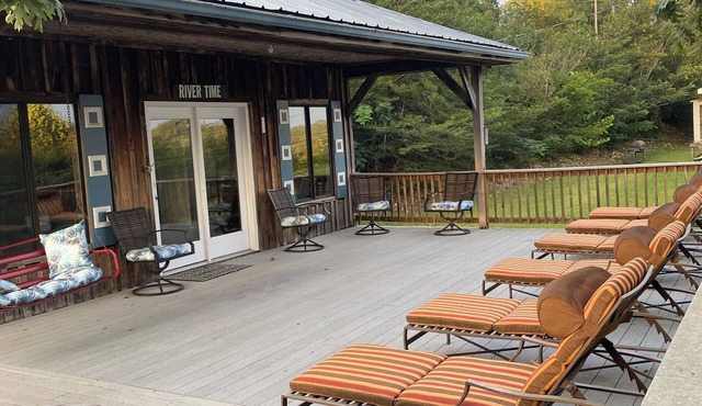 Peaceful cabin with a lovely view of the TN river-the PERFECT weekend getaway!