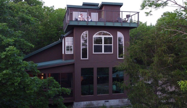 Peaceful cabin with lake view from all 3 floors