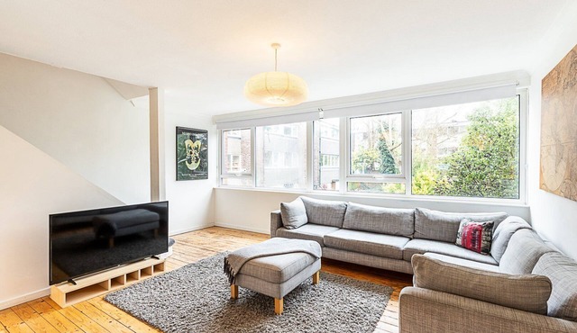 Peaceful Camberwell Home w Parking