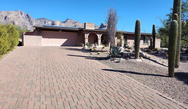 Peaceful Catalina Foothills retreat w/stunning views close to hiking & shopping
