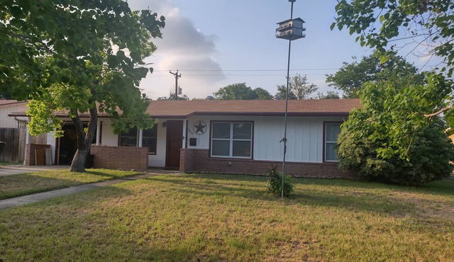 Peaceful & central located home with fully equipped kitchen & backyard BBQ oasis