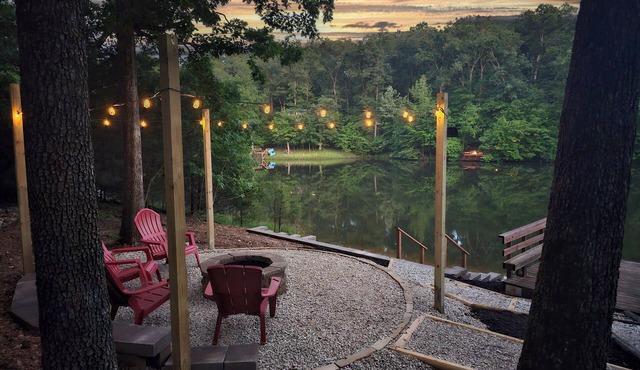 Peaceful chalet - *new* private beach, WIFI, kayaks