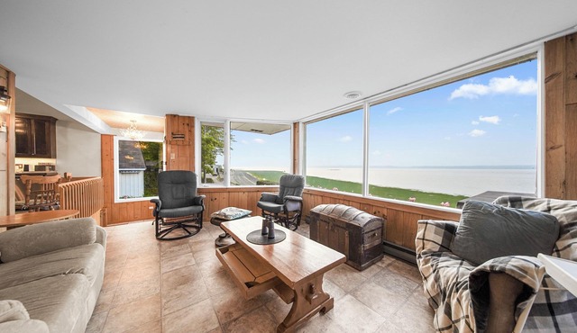 Peaceful Chalet on the St. Lawrence – Spa, Views & Serenity