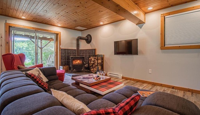 Peaceful Chalet on Pristine Lac de l'Abies in Labelle, QC. Dogs Welcome!