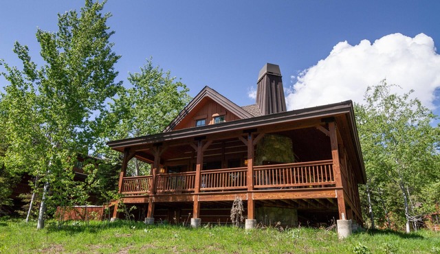 Peaceful Chalet |Private Hot Tub, Wood Fireplace