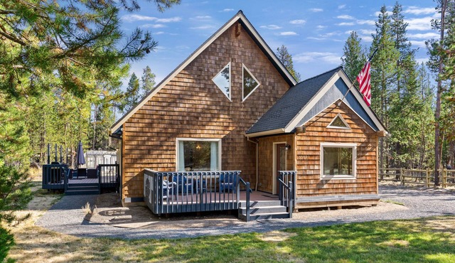 Peaceful chalet with hot tub and fire pit