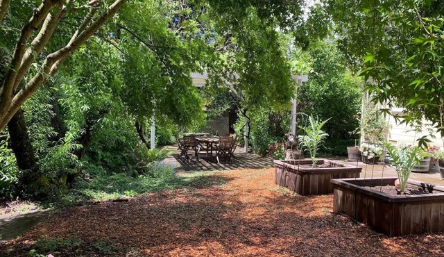 Peaceful, charming, cottage in wine country. Beautiful yard!