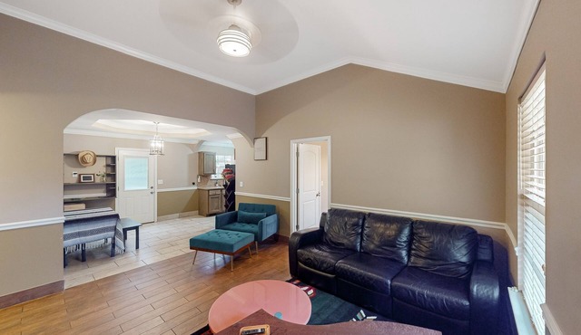 Peaceful & charming dog-friendly getaway with deck & nature views - near golf