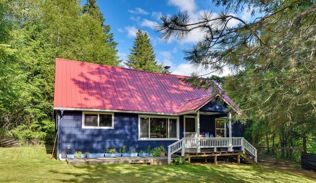 Peaceful + Chic Oasis: Fire Pit, Grill, Yard