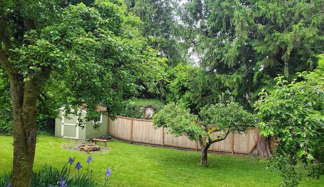 Peaceful City Retreat for Family & Groups, 3 parking, pet welcome