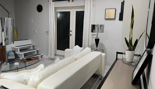 Peaceful,Clean Fully equipped Westchase area Villa