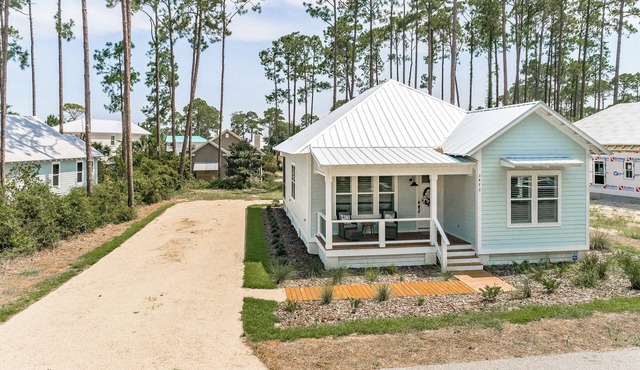 Peaceful coastal retreat! Pool and beach, book now and bring your boat!