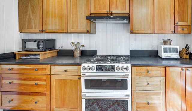 Peaceful Coastal Maine Retreat, Walk to Trails