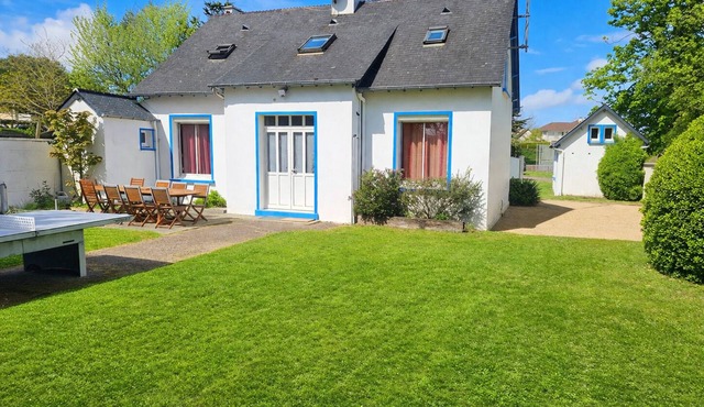 Peaceful comfortable home near the sea, large garden, dog-friendly & amenities.