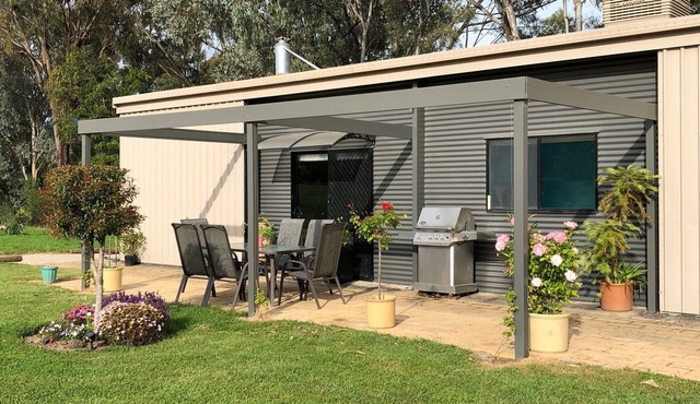 Peaceful, comfortable and convenient river retreat