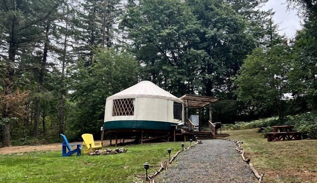 Peaceful Comfy Yurt with Everything Needed for a Glamping Getaway in McMinnville, Oregon