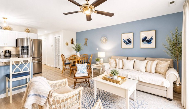 Peaceful Condo-Full Kitchen-Screened Balcony/TV-Pool-5 min/Beach/Dine/Shop/Golf