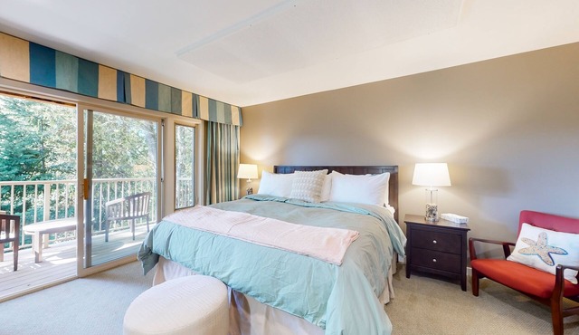 Peaceful condo with balcony, ocean/mountain view, near Moran State Park