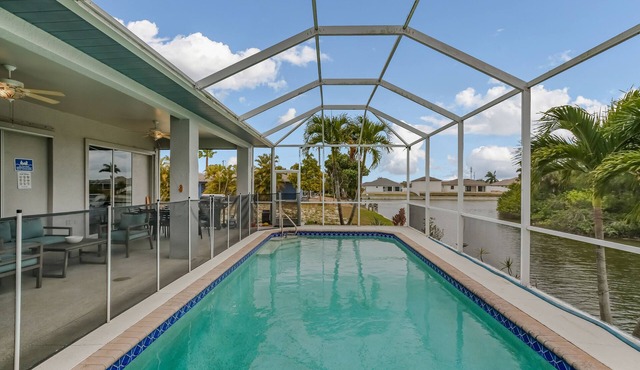 Peaceful Coral Oasis: Pool House on Waterfront