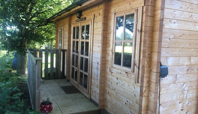 Peaceful, cosy log cabin, Norfolk Broads village
