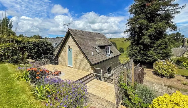 Peaceful Cotswold retreat with stunning views, king-size bed and private patio.