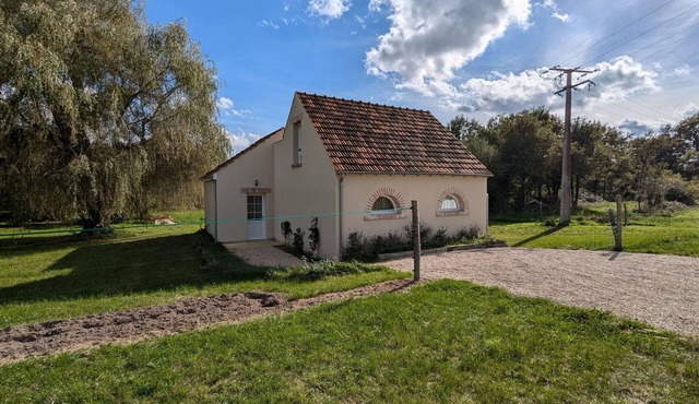 Peaceful cottage in Sologne with garden and private parking