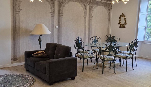 Peaceful cottage in castle with garden, air conditioning