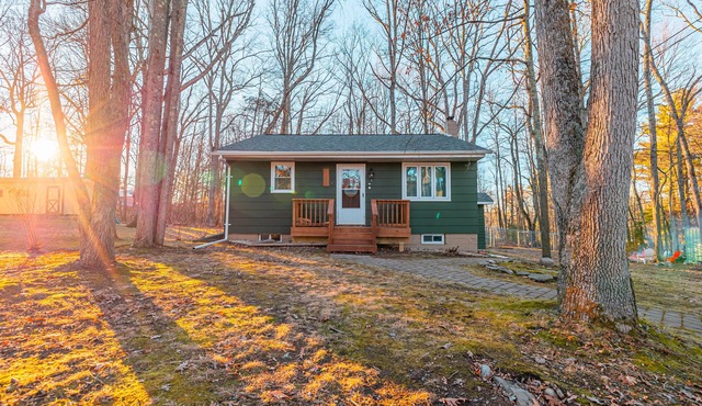 Peaceful Cottage by Lake Wallenpaupack, Dog Friendly!
