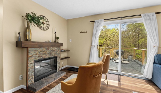 Peaceful Cottage in the Woods w/City Convenience