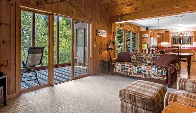 Peaceful Cottage on Oxbow Lake with Trail Access, Firepit, and Kayak!