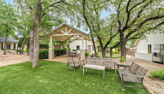 Peaceful Cottage on Country Retreat Destination with Pool & 20 Minutes to Waco!