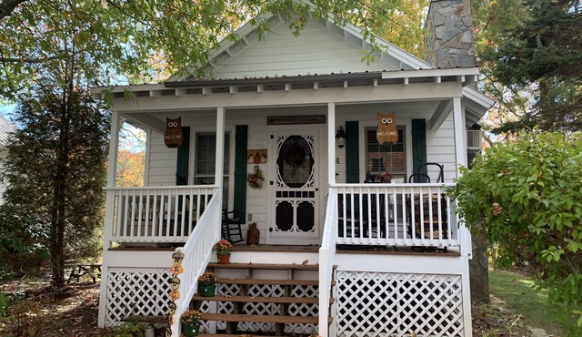 Peaceful Cottage on Linville River. Hike Blue Ridge mountains. Visit winery.