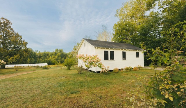 Peaceful Cottage on Maine Flower Farm