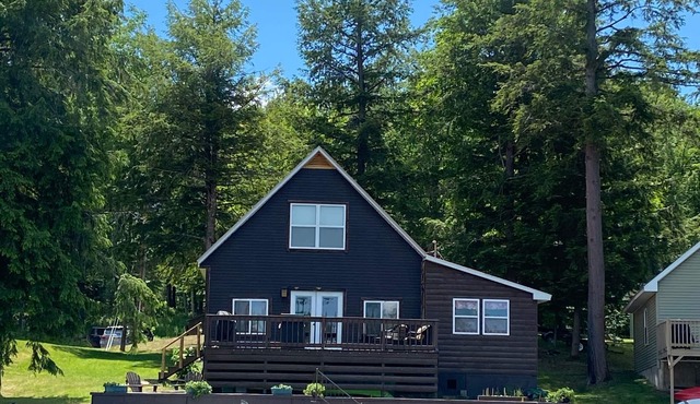 Peaceful Cottage on the Water ~ Sauna Cabin, Kayaks, SUP Board, Canoe & more!