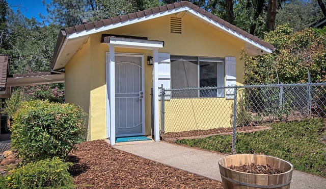 Peaceful Cottage Retreat - 1 mile from Lake Shasta