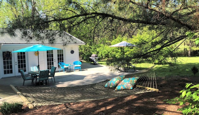 Peaceful Cottage Retreat near Shawnee National Forest