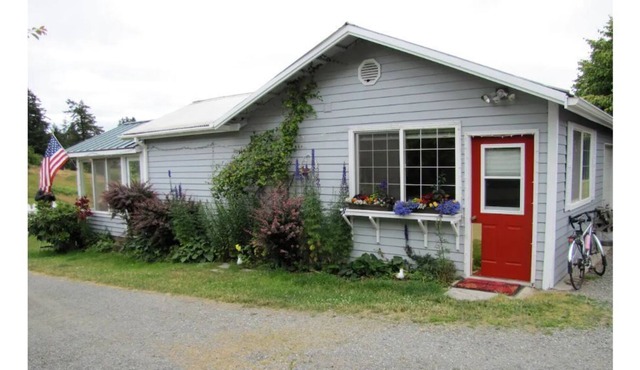 Peaceful Cottage on 15 acre Farm