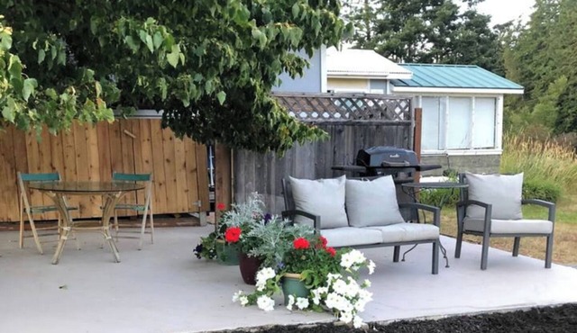 Peaceful Cottage on 15 acre Farm Pprovo-14-0016