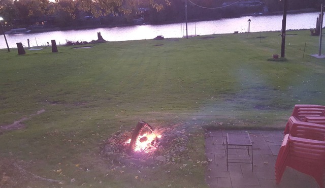 Peaceful Cottage Getaway Sleeps 6 on Scenic Rock River in Rockford Area